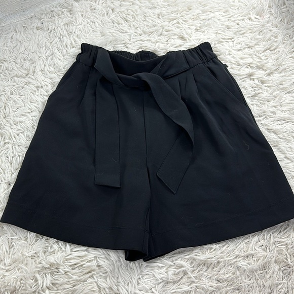 Lululemon Noir Short 5.5" Black - Picture 1 of 6